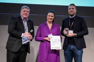 Gruppenbild Preisträger:innen von Cosnova in der Mitte und rechts, links CEO von GS1 Germany