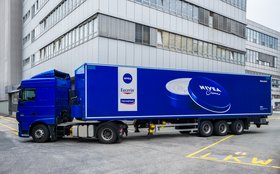 Blockchain-Blog: Beiersdorf Manufacturing - blauer LKW mit Beiersdorfprodukten