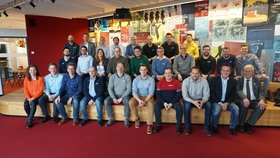 Gruppenfoto der Blockchain-Kickoff-Gruppe vor buntem Hintergrund 