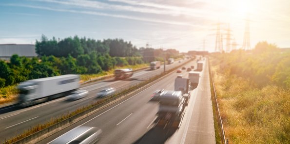 Autobahn LKW und Autos beim Sonnenaufgang