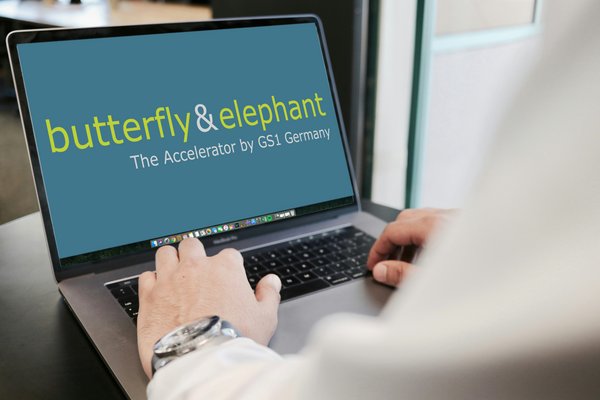 Ein Laptop mit einer Person