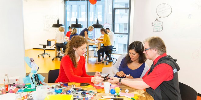 Fotografie Innovation Center - Gruppe von Personen im Kreativprozess im Hub