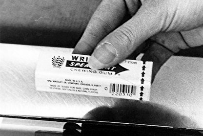 Zoom auf allerersten Barcode-Scan von Wrigley’s-Kaugummis an einer Supermarktkasse in schwarz-weiß